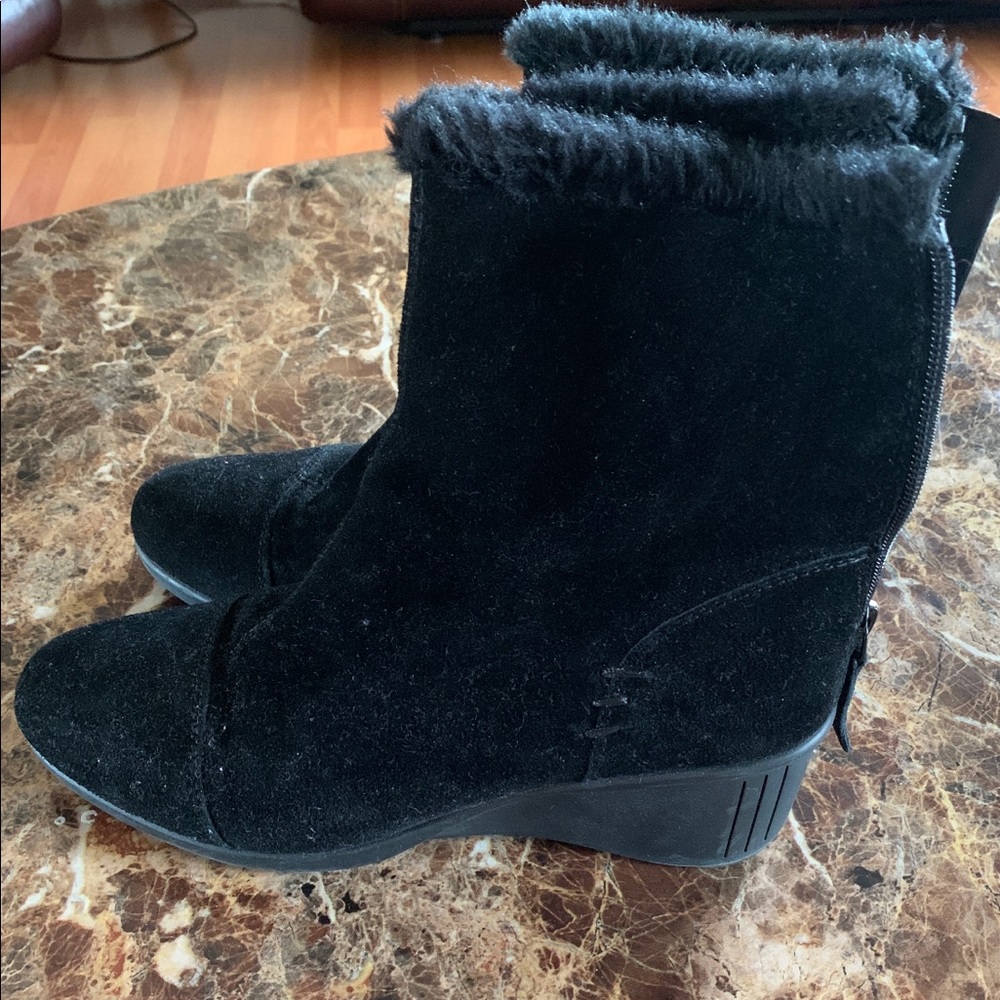 Size 8.5 women’s aerosoles fur boots